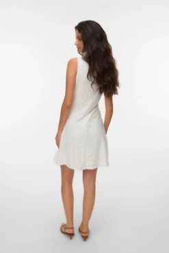 Vestido curto com recortes