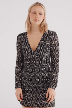 Vestido curto com saia de borracha estampado