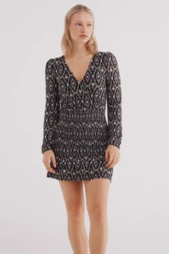 Vestido curto com saia de borracha estampado