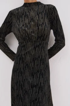Vestido curto com toques brilhantes