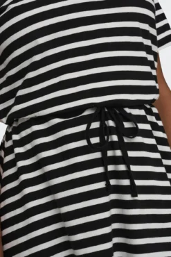 Vestido curto corte regular decote em V