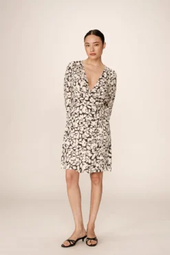 Vestido curto corte reto