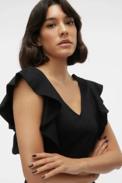 Vestido curto, decote em bico e corte na cintura