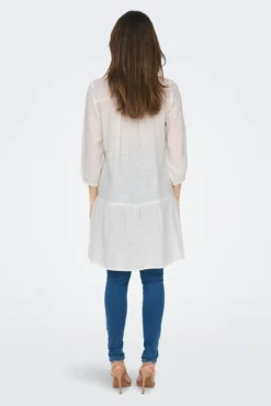 Vestido curto decote redondo