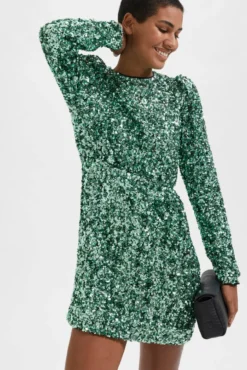 Vestido curto de festa com lantejoulas