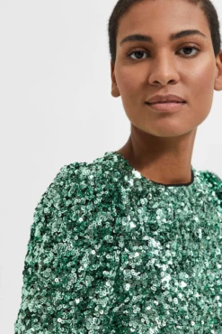 Vestido curto de festa com lantejoulas