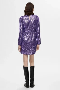 Vestido curto de lantejoulas feito com materiais reciclados.