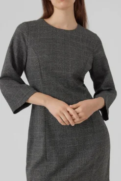 Vestido curto de manga 3/4