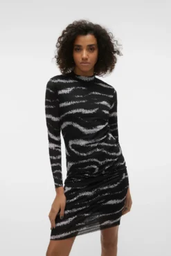 Vestido curto de manga comprida