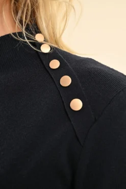 Vestido curto de manga comprida com detalhe de botões