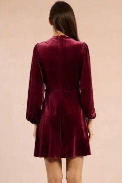 Vestido curto de manga de manga comprida