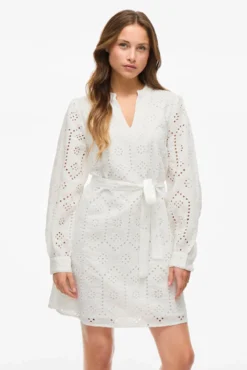 Vestido curto de renda inglesa