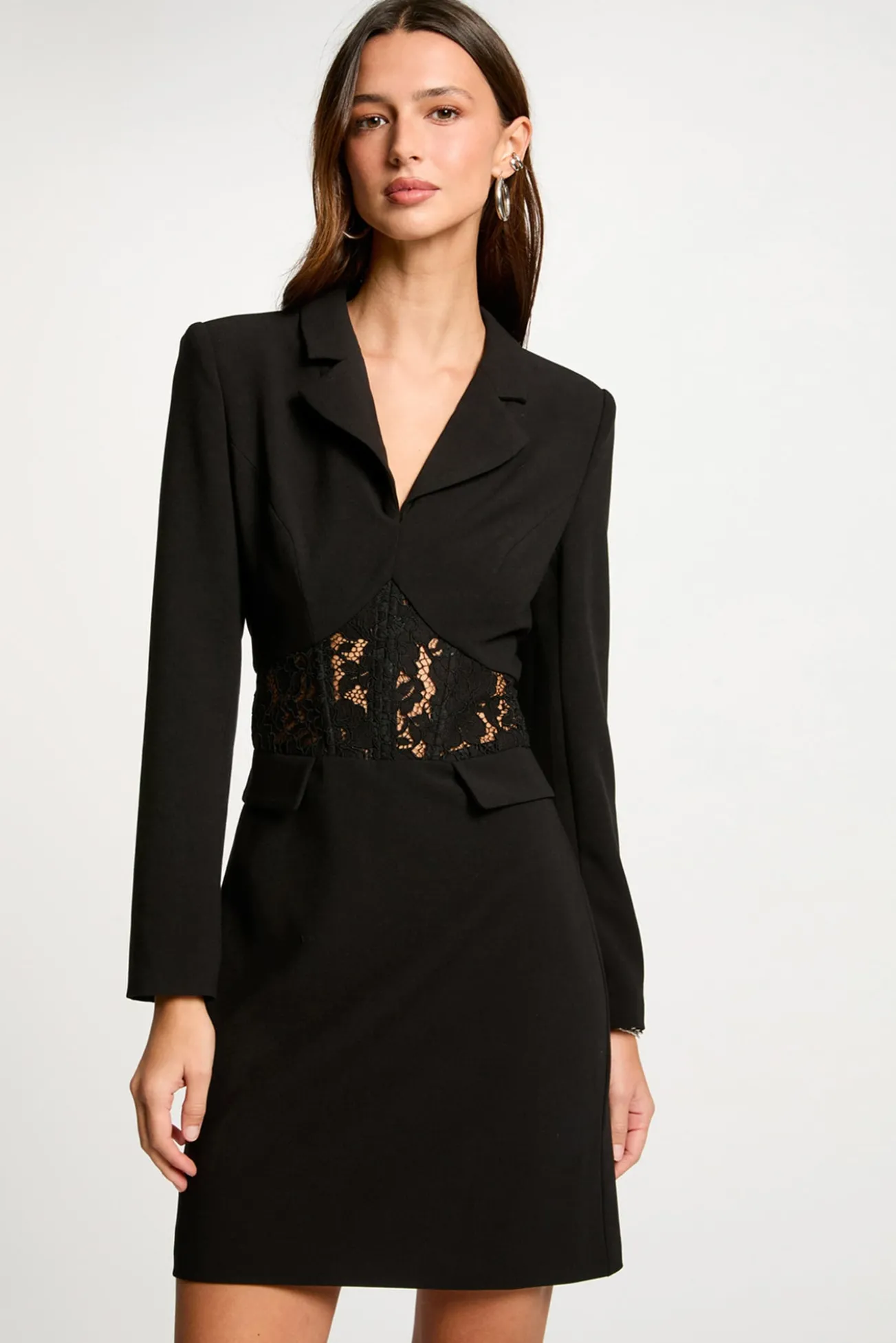 Vestido curto de renda justo