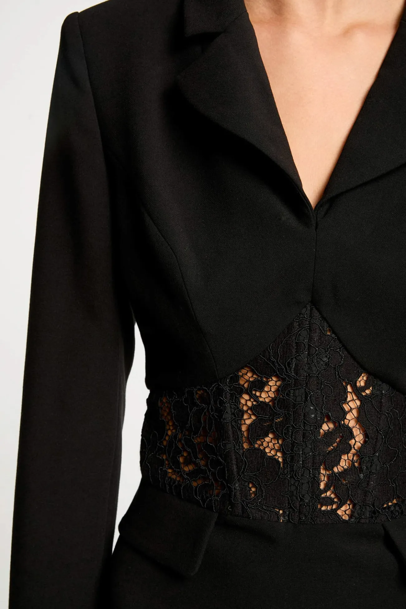 Vestido curto de renda justo