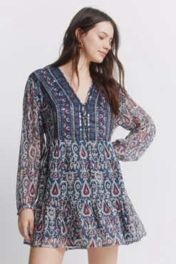 Vestido curto em gaze com lantejoulas