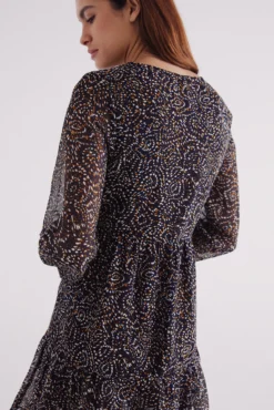 Vestido curto estampado emborrachado com decote
