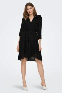 Vestido curto folhos