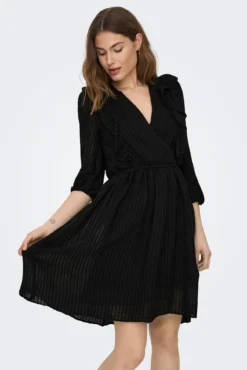 Vestido curto folhos