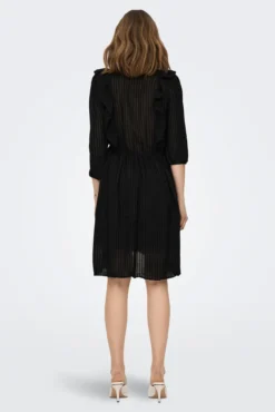 Vestido curto folhos