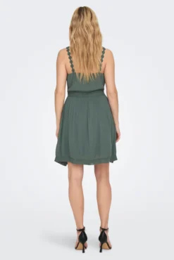 Vestido curto gola em bico