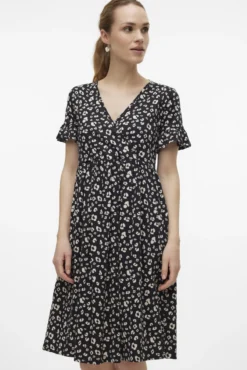 Vestido curto maternity e amamentação