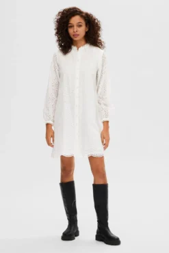 Vestido curto troquelado confecionado 100% com algodão orgânico.