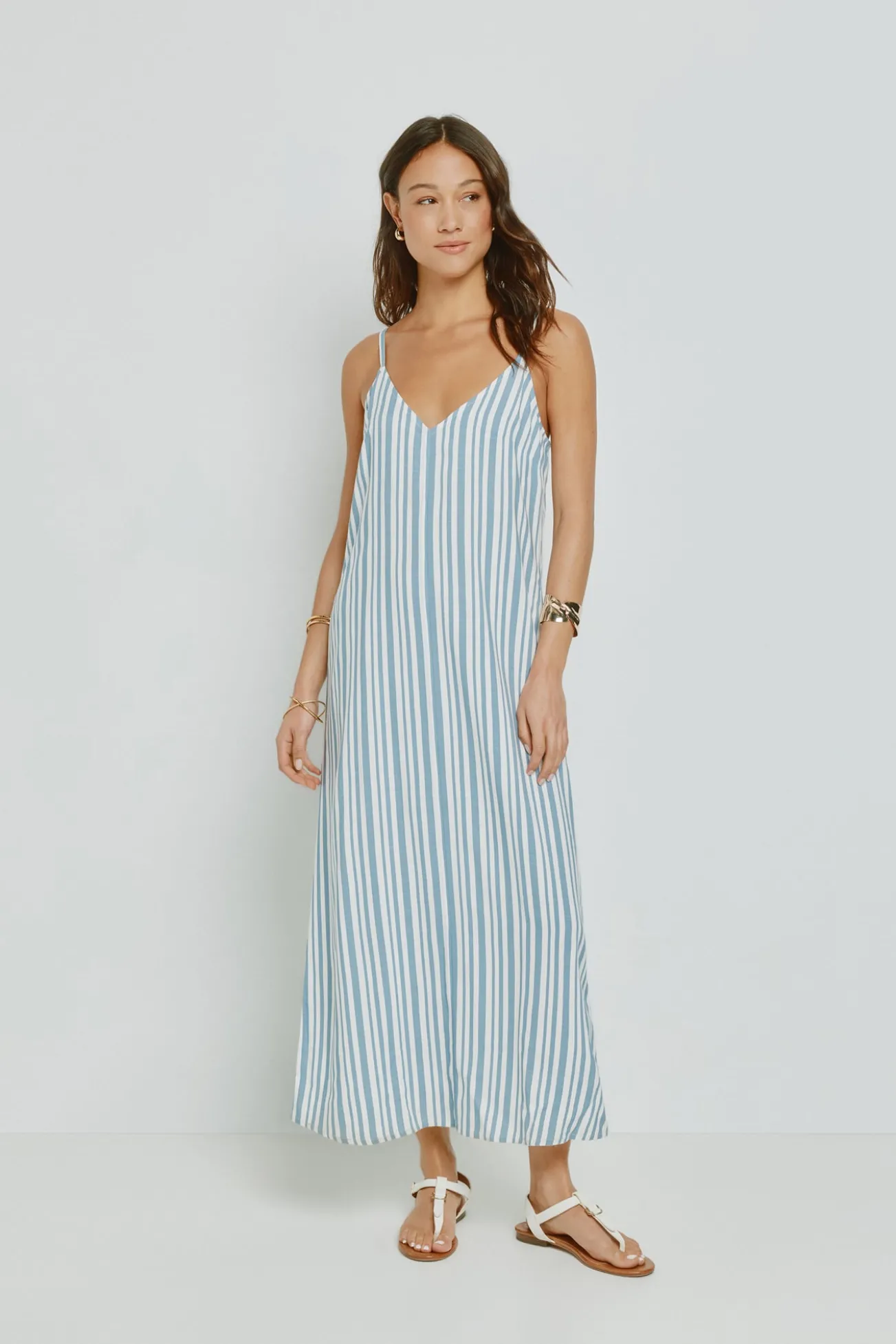 Vestido decote em bico com alças