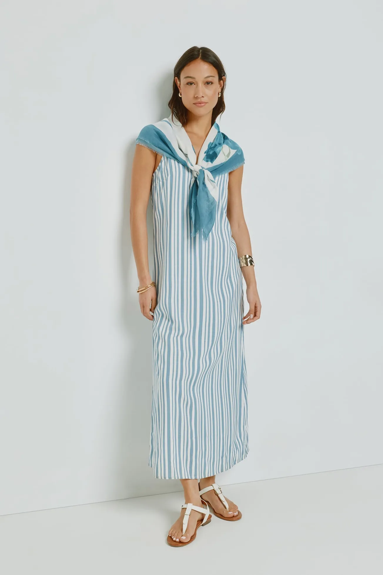 Vestido decote em bico com alças