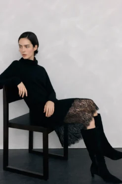 Vestido de malha com detalhe de renda na baixo.