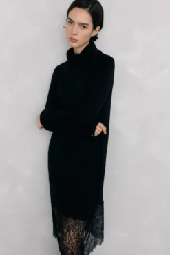 Vestido de malha com detalhe de renda na baixo.