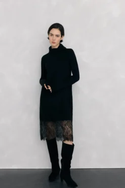 Vestido de malha com detalhe de renda na baixo.