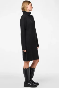 Vestido de malha com gola alta