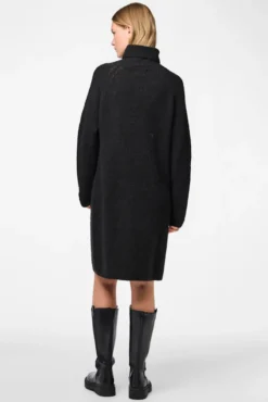 Vestido de malha com gola alta