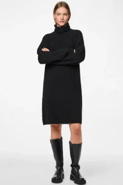 Vestido de malha com gola alta