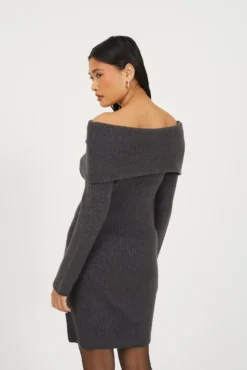 Vestido de malha com gola bardot