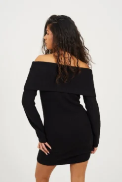 Vestido de malha com gola bardot