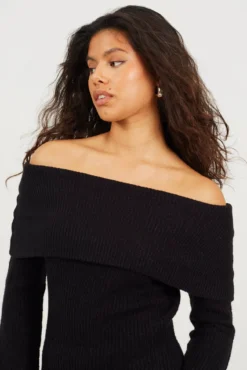 Vestido de malha com gola bardot