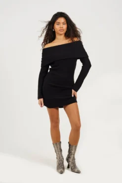 Vestido de malha com gola bardot