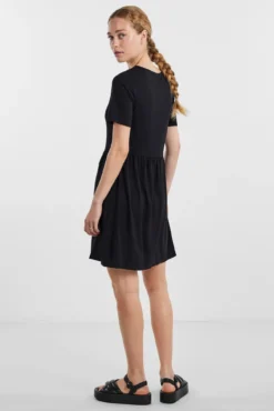 Vestido de manga curta.