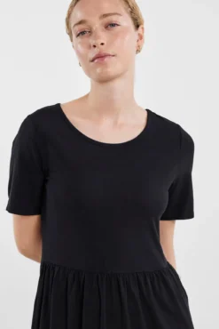 Vestido de manga curta.
