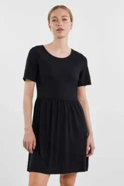 Vestido de manga curta.