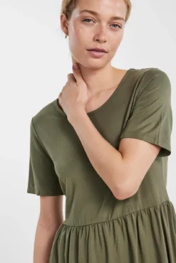 Vestido de manga curta.