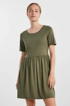Vestido de manga curta.