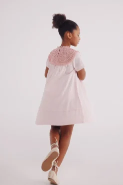 Vestido de menina com gola em crochet