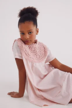 Vestido de menina com gola em crochet