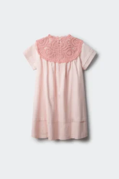 Vestido de menina com gola em crochet