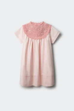 Vestido de menina com gola em crochet