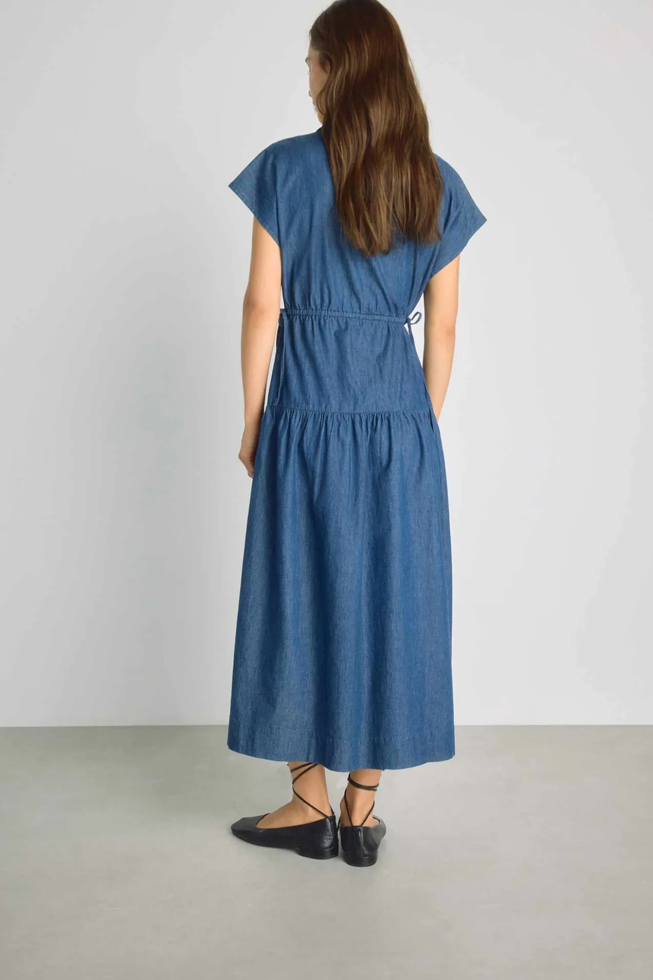 Vestido denim decote em bico