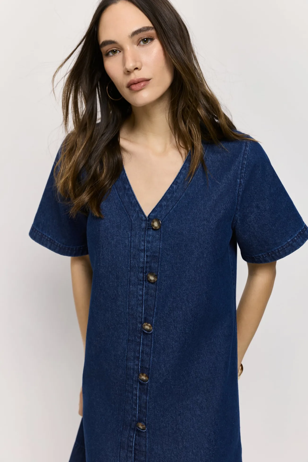 Vestido denim gola em bico