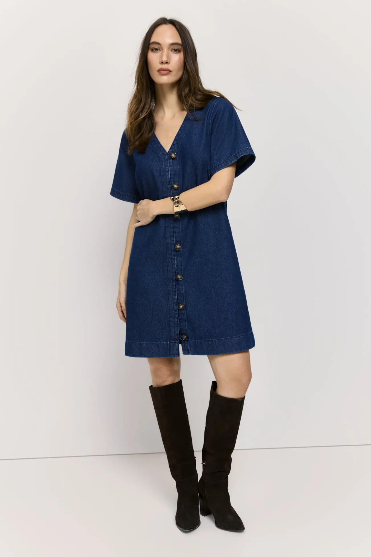 Vestido denim gola em bico